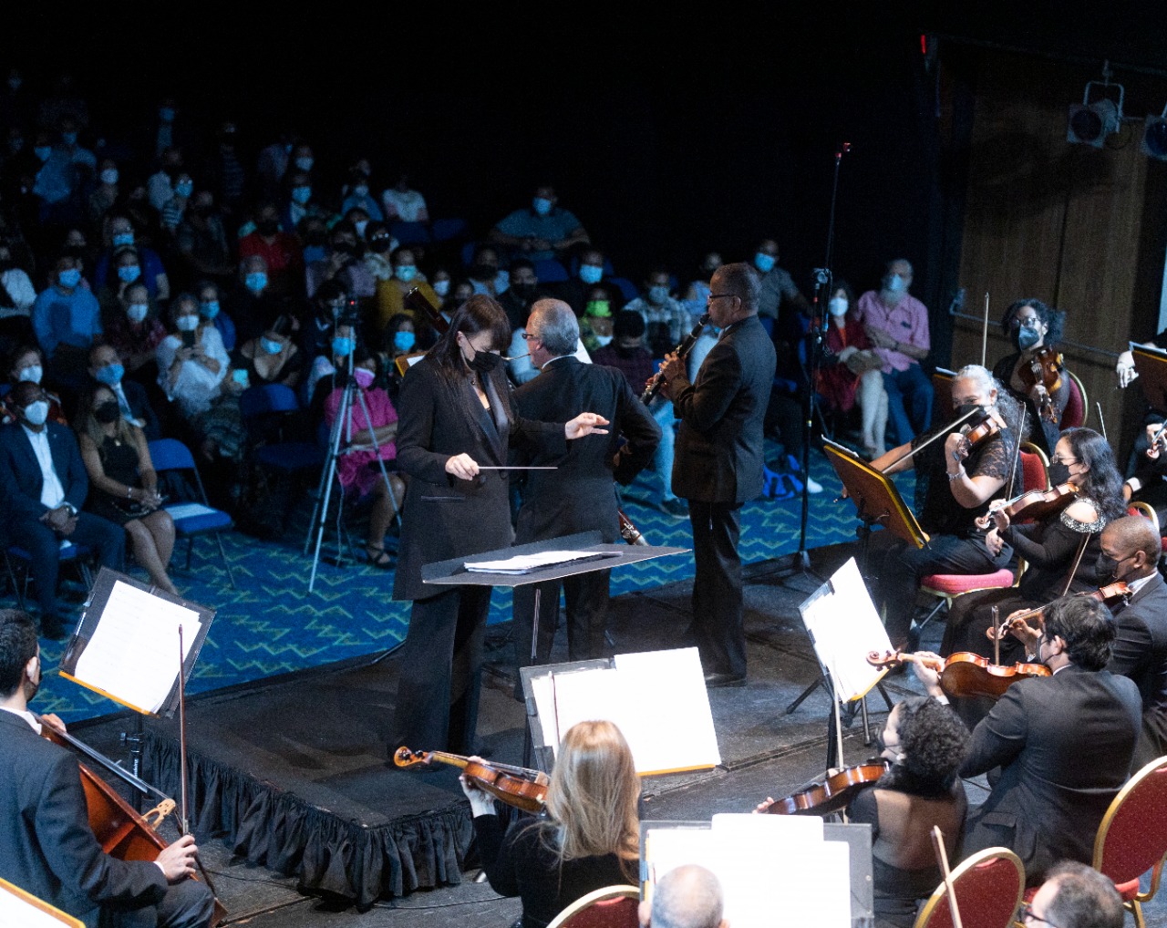 directora-francesa-nathalie-marin-dirige-la-sinfonica-de-panama
